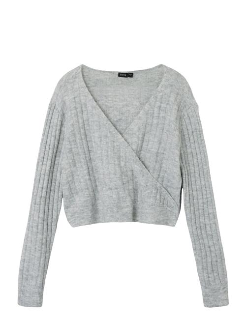 Se LMTD Nlfstidet Ls Crop Wrap Knit LMTD Grey ved Booztlet