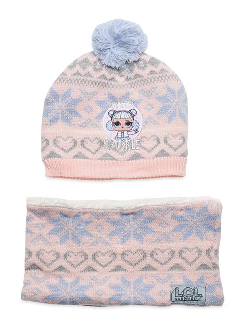 Se L.O.L Bonnet & Snood L.O.L Pink ved Booztlet