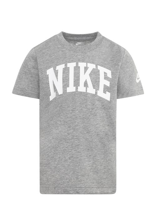 Se Nike Nike Club Seasonal Tee Nike Grey ved Booztlet