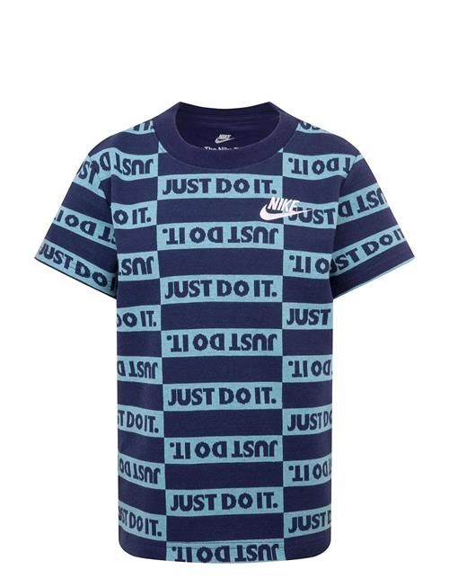 Se Nike Nike Printed Tee Nike Navy ved Booztlet