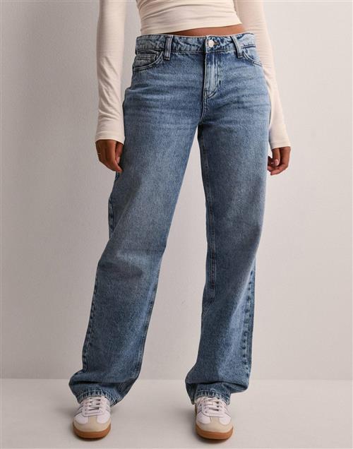 Se Pieces - Blå - Pcnoelle Lw Straight Jeans ved Nelly