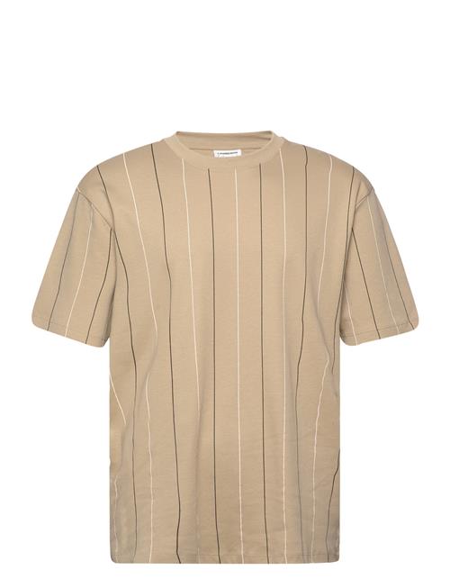 Se Lindbergh Aop Over D Logo Tee S/S Lindbergh Beige ved Booztlet