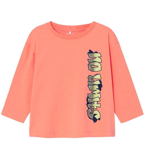 Se Name It Bluse - NmmNoel - Fusion Coral m. Graffiti ved KidsWorld