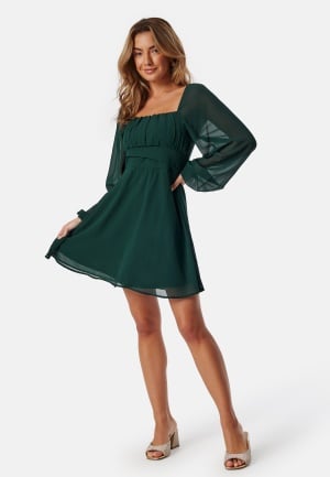 Se BUBBLEROOM Square Neck L/S Georgette Dress Dark green 46 ved Bubbleroom