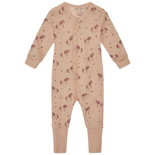 Se Hust&Claire Mocel Mønstret Pyjamas Rose Cloud | Lyserød | 56 cm ved Babyshop