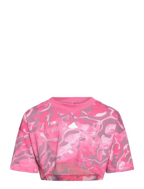 Se adidas Sportswear Jg Fi Aop T Adidas Sportswear Pink ved Booztlet