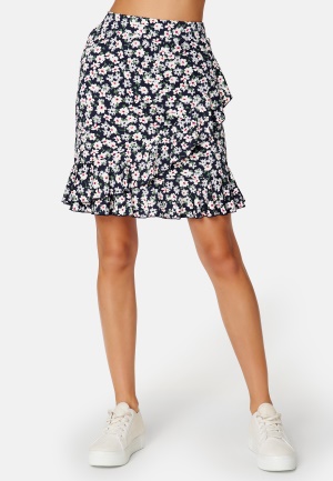 Se Happy Holly Sandy short frill skirt  Navy / Floral 44/46 ved Bubbleroom