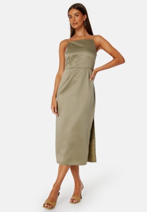 Se Bubbleroom Occasion Ortiza Satin Dress Olive green 34 ved Bubbleroom