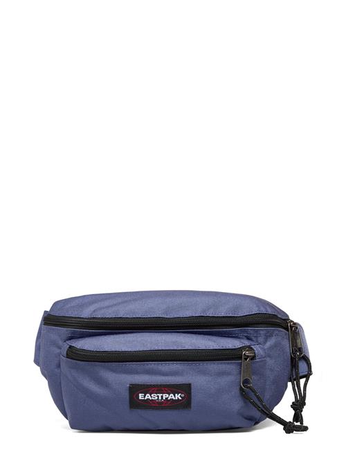 Se Eastpak Doggy Bag Eastpak Blue ved Booztlet