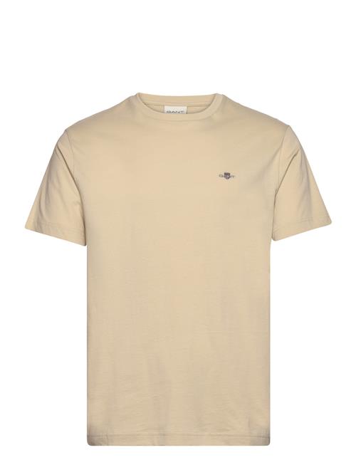 Se GANT Reg Shield Ss T-Shirt GANT Beige ved Booztlet