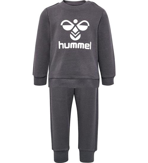 Se Hummel Hummel SÃ¦t - HmlArine Crewsuit - Forged Iron ved KidsWorld