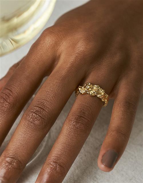 Se Muli Collection - Guld - Structured Ring ved Nelly