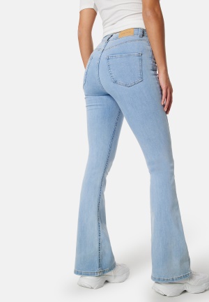 Se BUBBLEROOM Tove High Waist Flared Superstretch Bleached denim 36 ved Bubbleroom