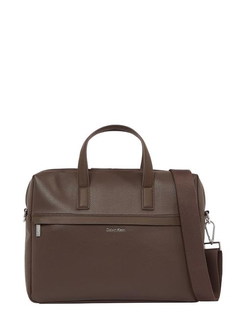 Se Calvin Klein Ck Must Laptop Bag Calvin Klein Brown ved Booztlet