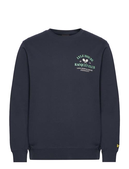 Se Lyle & Scott Racquet Club Graphic Sweatshirt Lyle & Scott Navy ved Booztlet