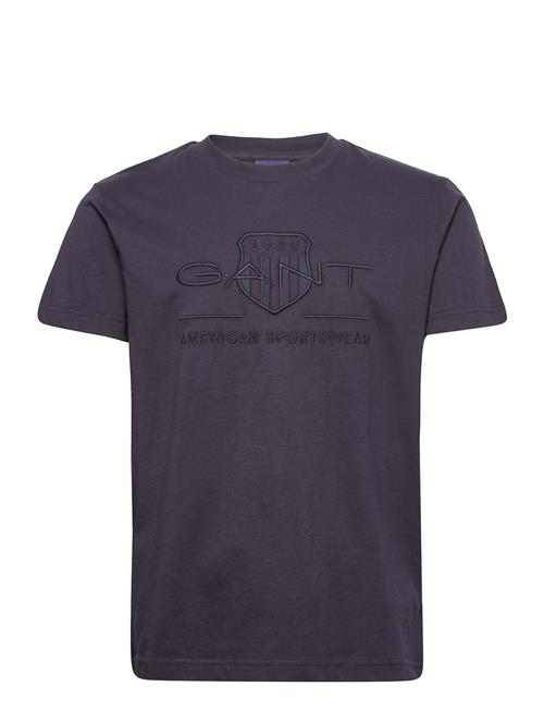 Se GANT Reg Tonal Shield Ss T-Shirt GANT Black ved Booztlet