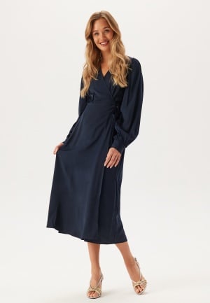 Se BUBBLEROOM Wrap Dress Navy 36 ved Bubbleroom