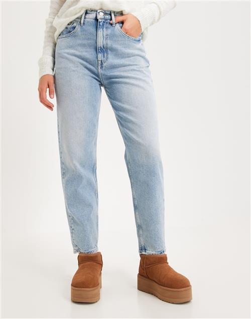 Se Tommy Jeans - Blå - Mom Jean Uhr Tprd AG6118 ved Nelly