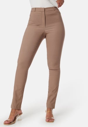 Se BUBBLEROOM Everly High Waist Stretchy Trousers Nougat 46 ved Bubbleroom