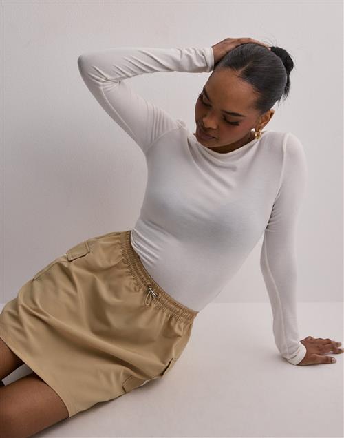 Se Adidas Originals - Beige - Cargo Skirt ved Nelly