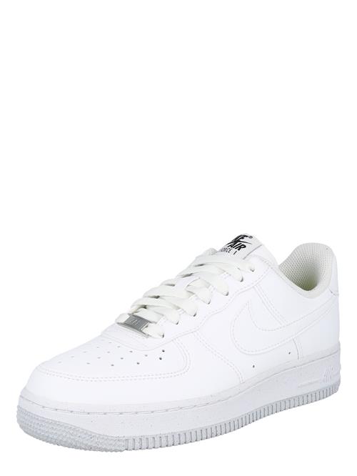 Se Nike Sportswear Sneaker low 'AIR FORCE 1 07 NEXT NATURE'  hvid ved About You