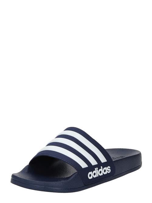 Se ADIDAS SPORTSWEAR Strand-/badesko 'Adilette Shower'  mørkeblå / hvid ved About You