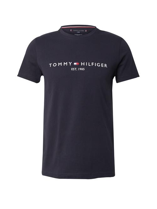 Se TOMMY HILFIGER Bluser & t-shirts  mørkeblå / rød / hvid ved About You