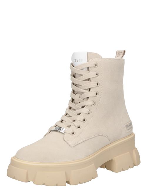 Se STEVE MADDEN Snørestøvletter ' Tanker'  creme ved About You