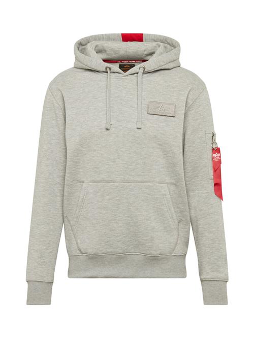 Se ALPHA INDUSTRIES Sweatshirt 'Red Stripe'  grå-meleret / brandrød / hvid ved About You