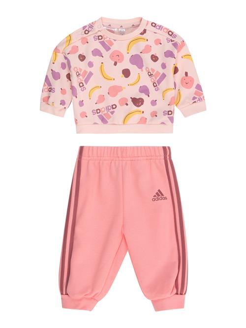 Se ADIDAS SPORTSWEAR Træningsdragt 'Essentials'  gul / lilla / lyserød / pastelpink ved About You