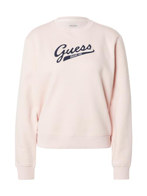 Se GUESS JEANS Sweatshirt  navy / lyserød / hvid ved About You