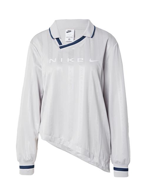 Se Nike Sportswear Shirts  navy / lysegrå / hvid ved About You