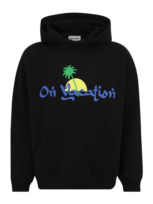 Se On Vacation Club Sweatshirt 'Oasis'  blå / gul / grøn / sort ved About You