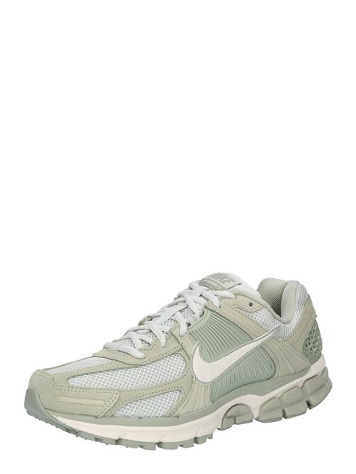 Se Nike Sportswear Sneaker low 'ZOOM VOMERO 5'  lysegrå / khaki / pastelgrøn / offwhite ved About You