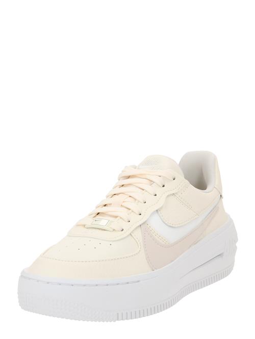 Se Nike Sportswear Sneaker low 'AF1 PLT.AF.ORM'  elfenben / mørkebeige / hvid ved About You