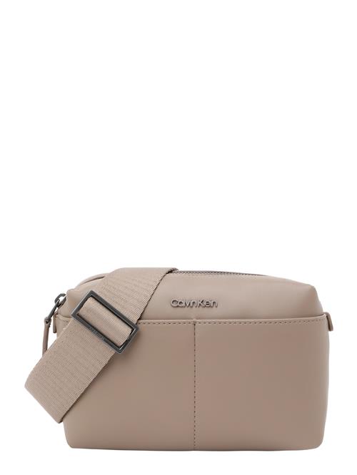 Se Calvin Klein Skuldertaske 'CLEAN ESSENTIAL'  taupe ved About You