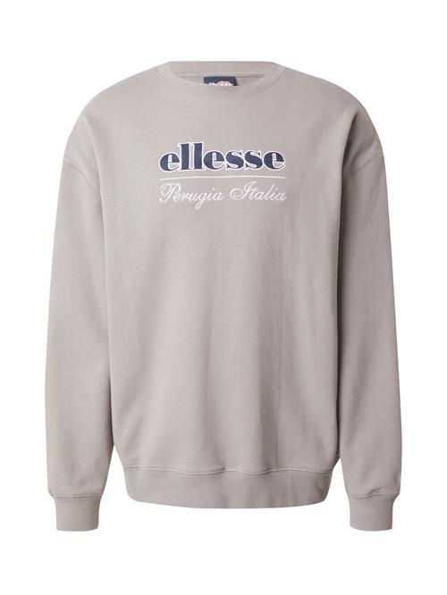 Se ELLESSE Sweatshirt 'Peravio'  navy / grå / hvid ved About You