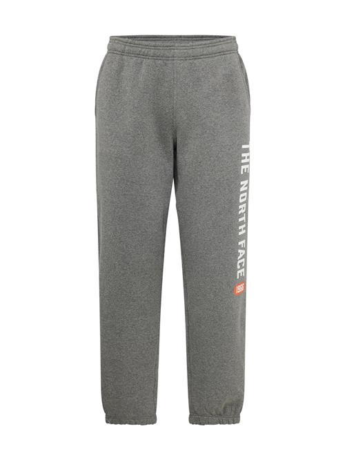 Se THE NORTH FACE Bukser 'Varsity Graphic Joggers'  mørkegrå / hummer / hvid ved About You