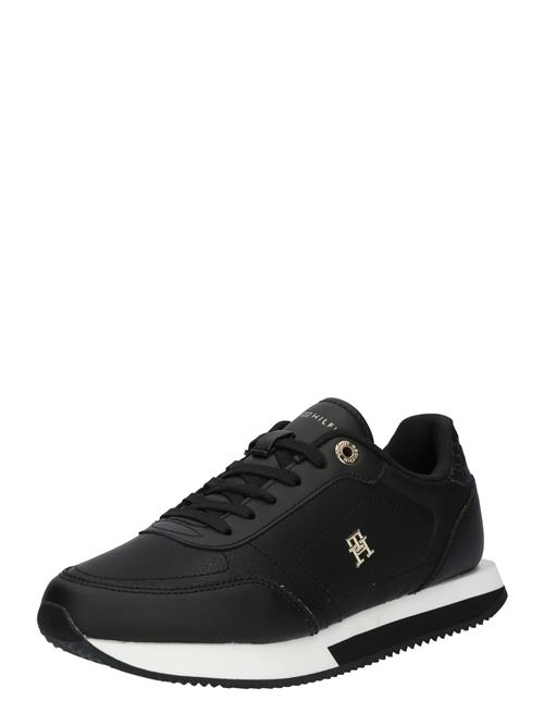 Se TOMMY HILFIGER Sneaker low 'Essential'  guld / sort / hvid ved About You