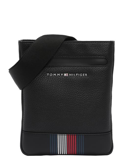 Se TOMMY HILFIGER Skuldertaske  navy / rød / sort / hvid ved About You