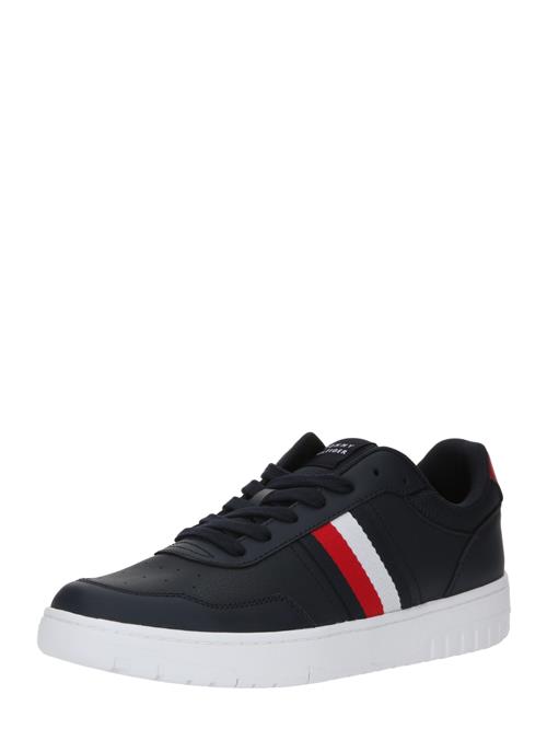 Se TOMMY HILFIGER Sneaker low 'BASKET CORE LITE'  marin / mørkerød / hvid ved About You