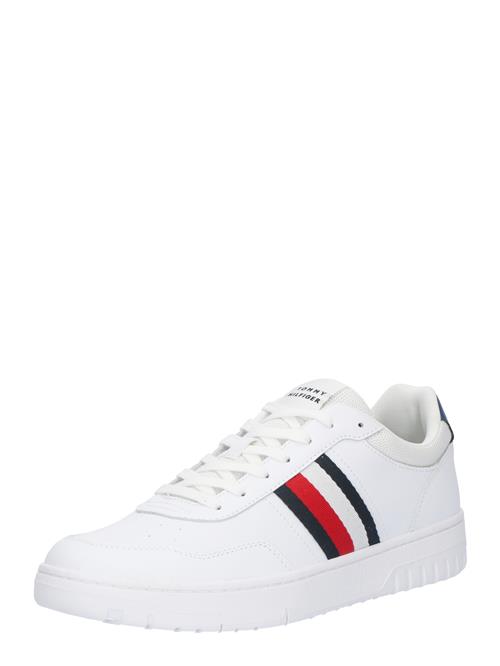 Se TOMMY HILFIGER Sneaker low 'BASKET CORE LITE'  navy / rød / hvid ved About You