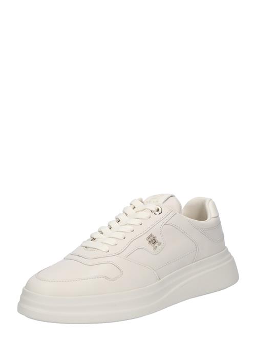 Se TOMMY HILFIGER Sneaker low 'LUX POINTY COURT'  sølv / naturhvid ved About You