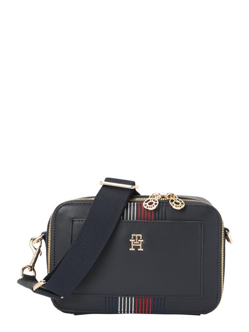 Se TOMMY HILFIGER Skuldertaske 'Distinct'  navy / guld / rød / hvid ved About You