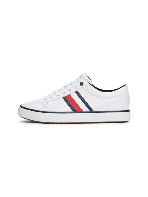 Se TOMMY HILFIGER Sneaker low  mørkeblå / rød / hvid ved About You