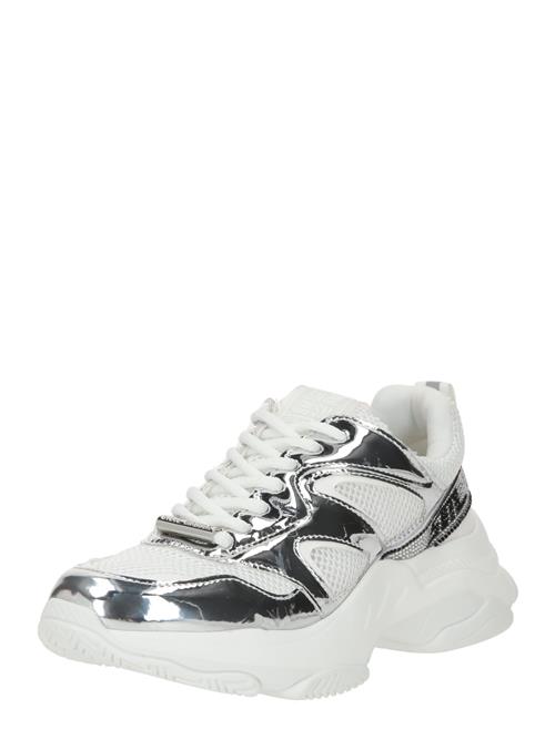 Se STEVE MADDEN Sneaker low 'Medallist2'  sølv / hvid ved About You