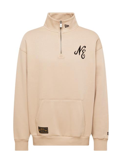 Se NEW ERA Sweatshirt  beige / sort ved About You