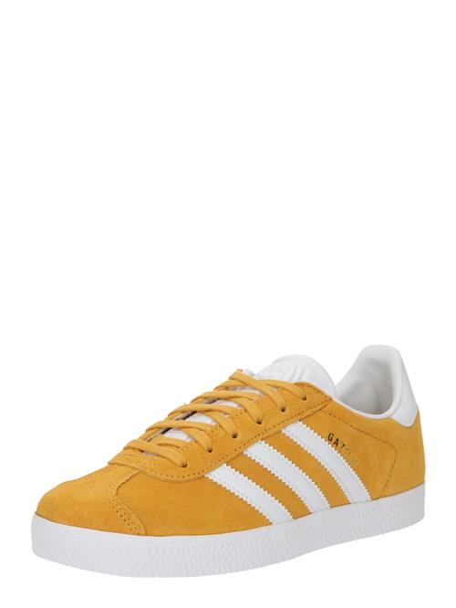 Se ADIDAS ORIGINALS Sneakers 'Gazelle'  gylden gul / guld / hvid ved About You