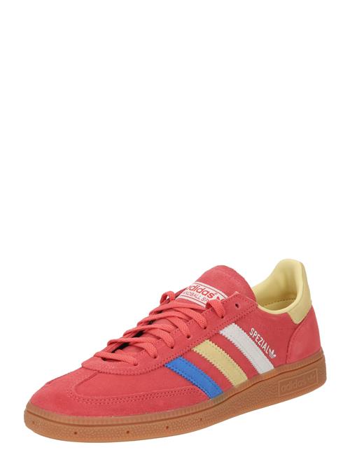 Se ADIDAS ORIGINALS Sneaker low 'HANDBALL SPEZIAL'  blå / gul / rød / hvid ved About You