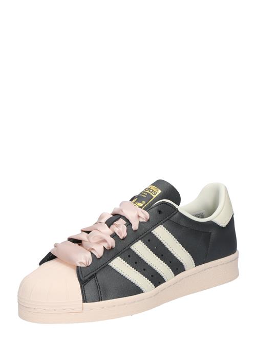 Se ADIDAS ORIGINALS Sneaker low 'SUPERSTAR 82'  guld / lyserød / sort / offwhite ved About You